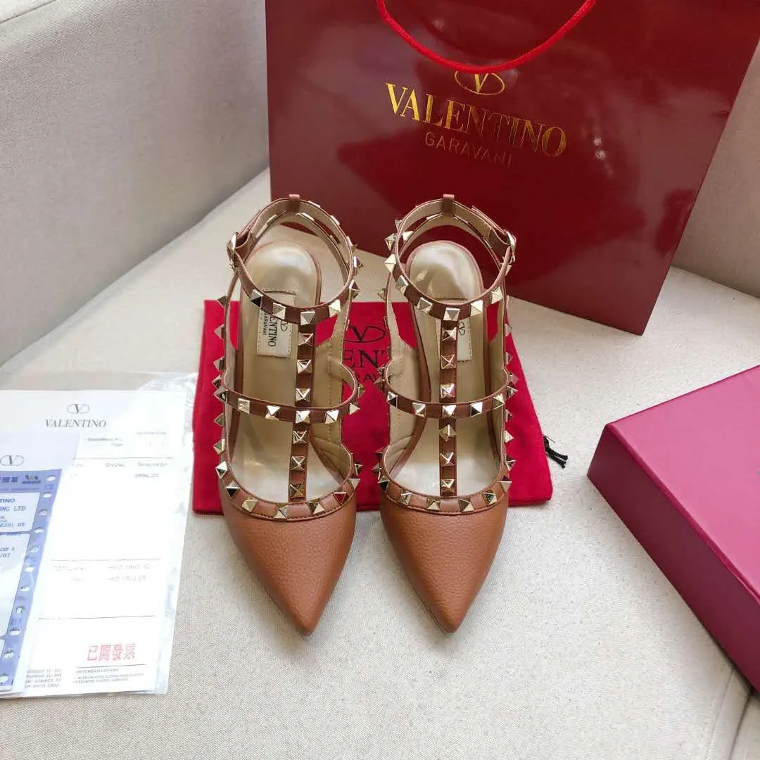 👟👟Ex-factory price 400👟👟 Genuine leather sole +30 Available all year round🎁[Brown pebbled leather series] Heel height: 9.5cm+6.5cm. Valentino is a global haute couture and ready-to-wear luxury brand. Valentino is timeless and never goes out of style. Sheepskin feet, lining 🎁34 to 40/41/42 sizes, ready stock. Original last from the counter, regular bottom, genuine leather outsole +30